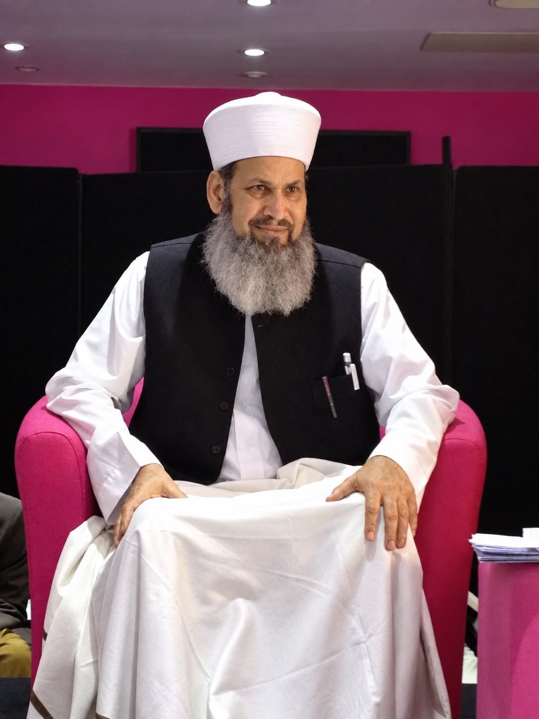 Hazrat Sufi Muhammad Munir Hijazi (ra), seated.